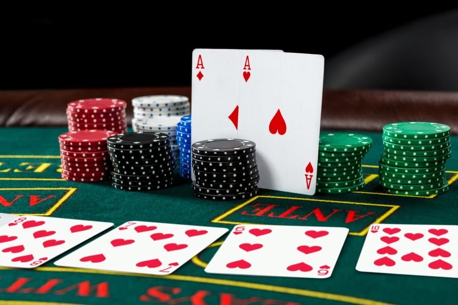 Range au poker :  Jetons et cartes sur table de poker verte